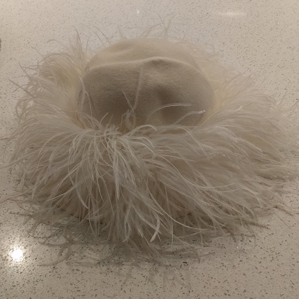 Beautiful white hat by Gwen Penngton 🌸🌸